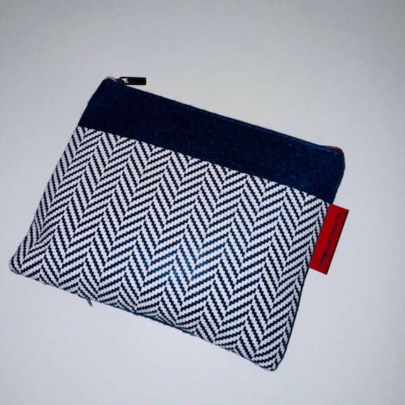 British Airways World Traveler Plus Business Class Wash/Amenity Kit with Pouch - Picture 3 of 3